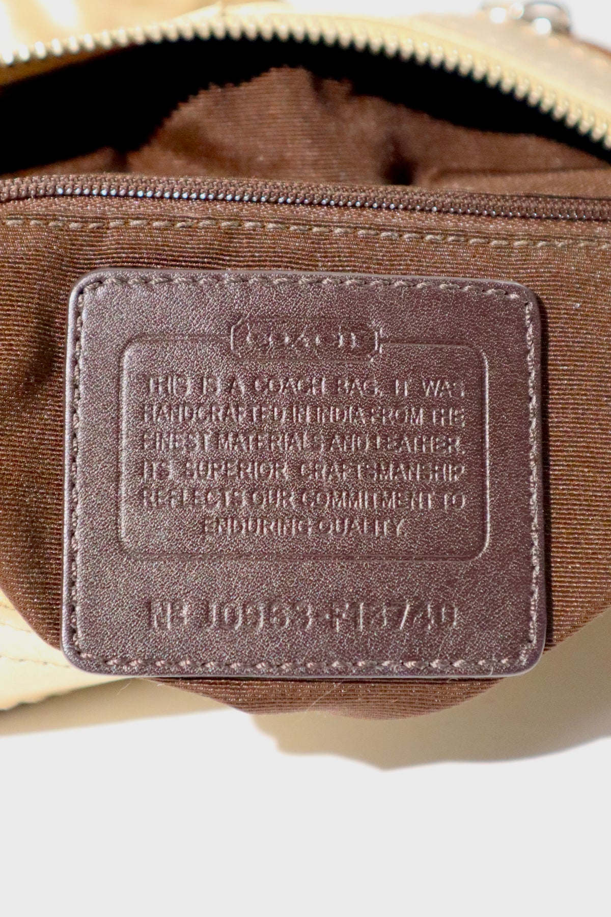 Coach Signature Canvas Schultertasche in Gold – F13740