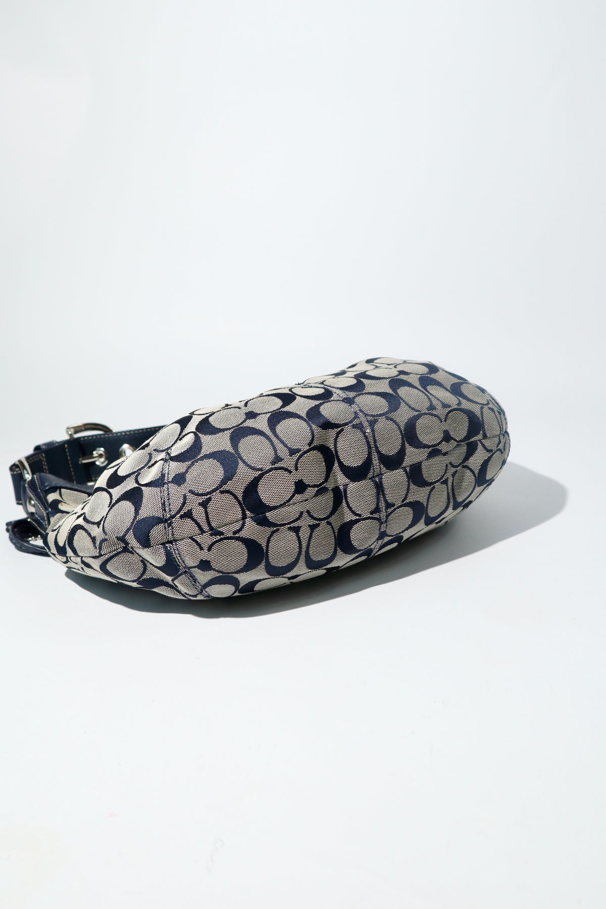 Coach Signature Canvas Schultertasche in Navy – F13740