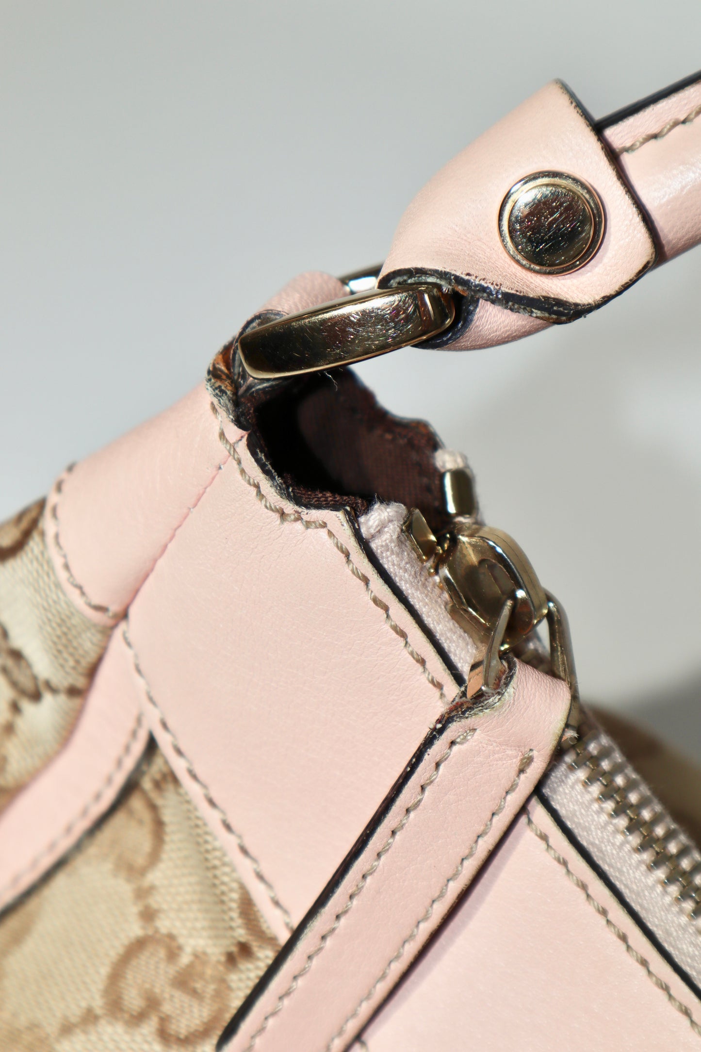 Vintage Gucci GG Abbey D Ring Shoulder Bag in Baby Pink - Girl Seazon