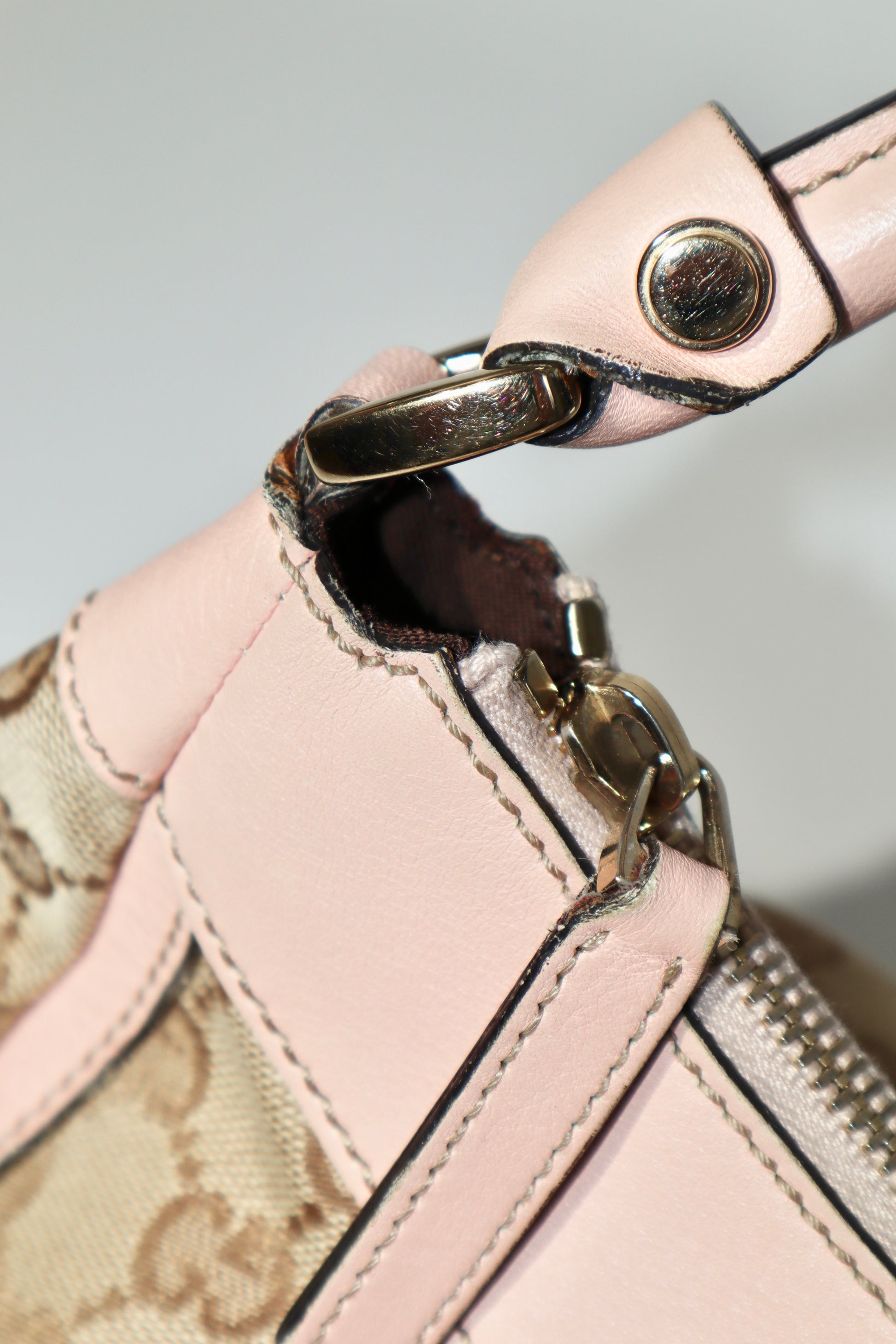 Vintage Gucci GG Abbey D Ring Shoulder Bag in Baby Pink - Girl Seazon