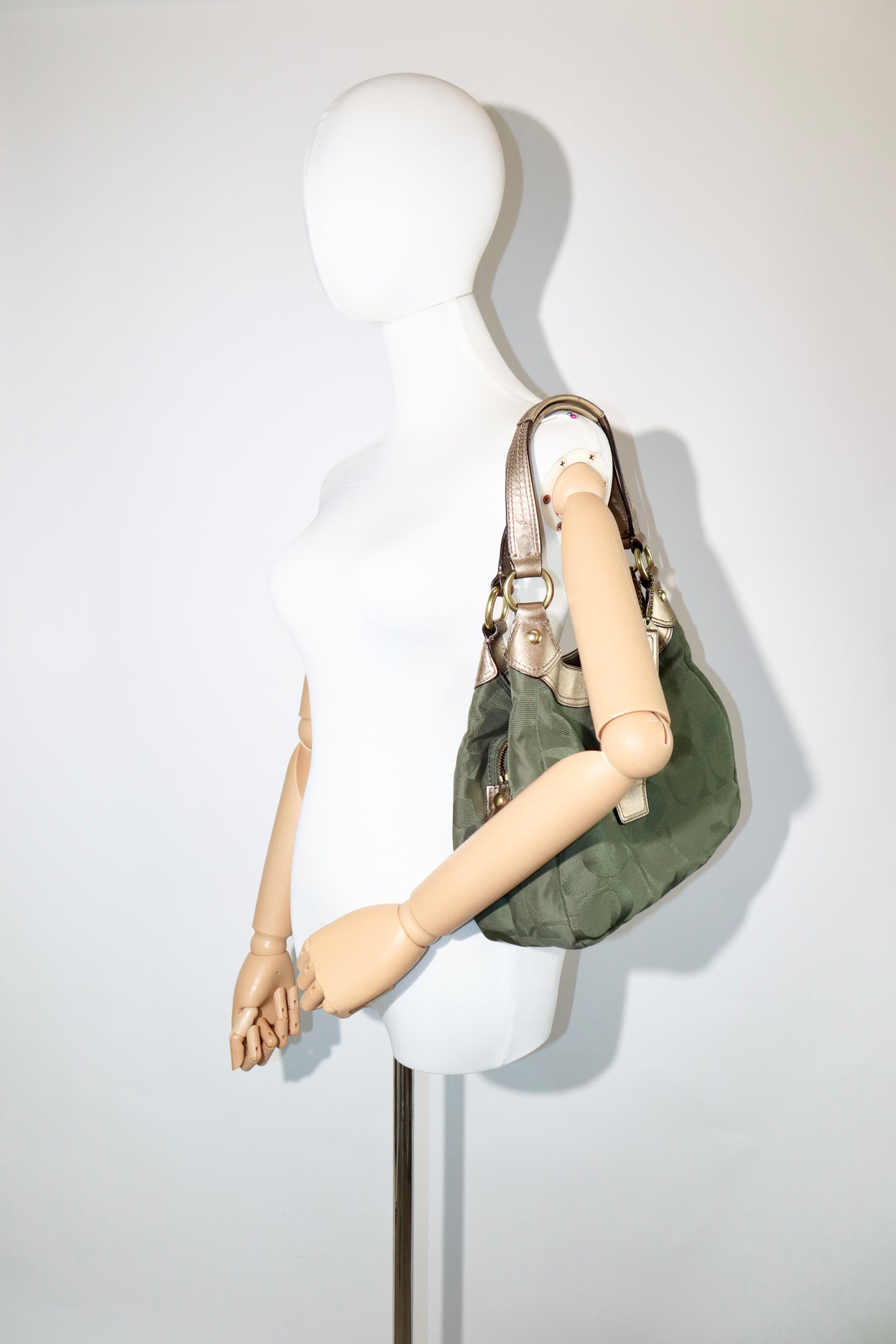 Coach Medium Soho Signature Hobo in Kirschrot (F17094)