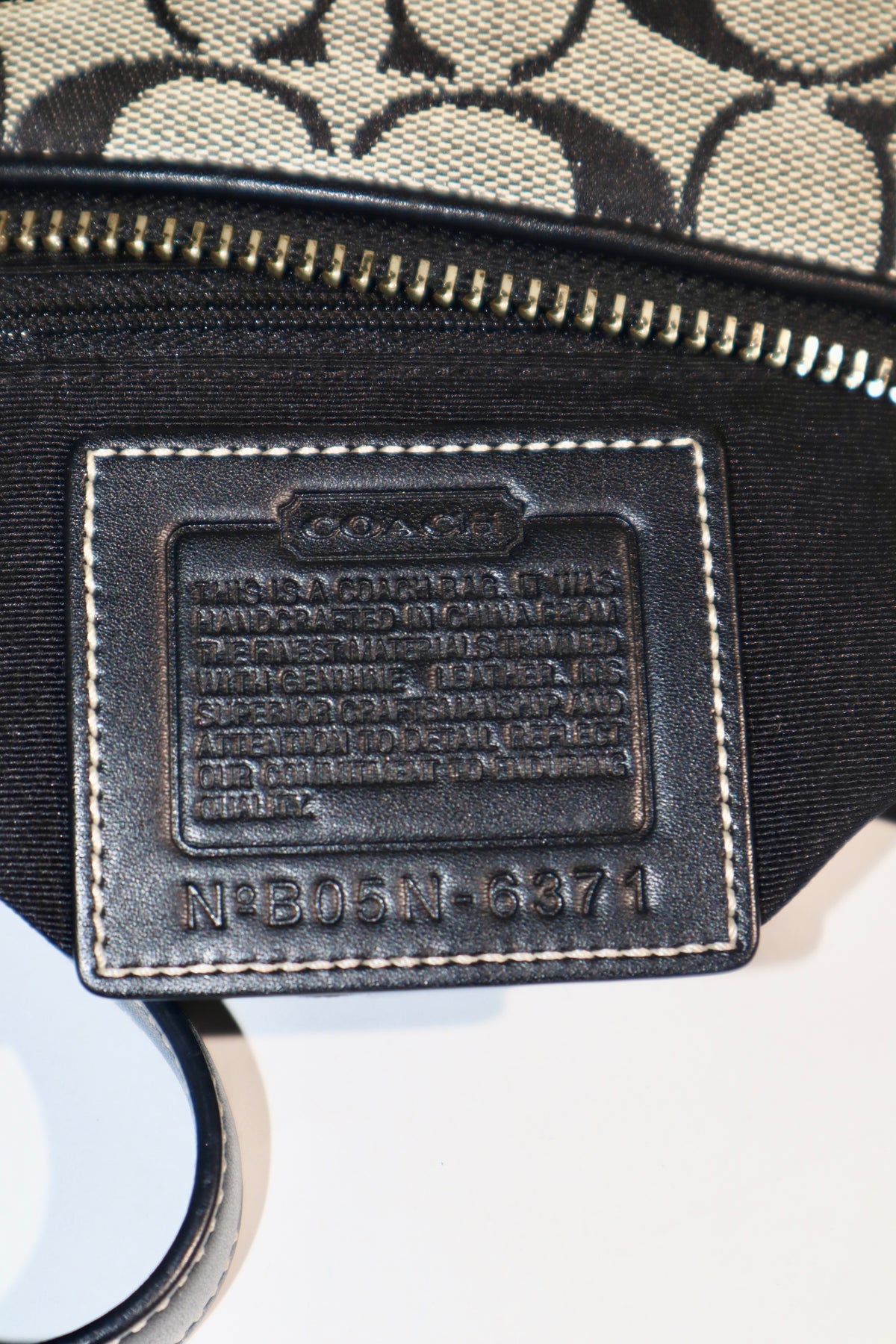 Coach Vintage 2004 Baguette Schultertasche in Schwarz & Grau (8K01)