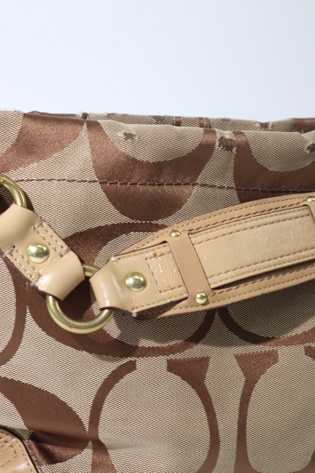 Coach Signature Mini Carly Bag mit roten Lederdetails - 1867