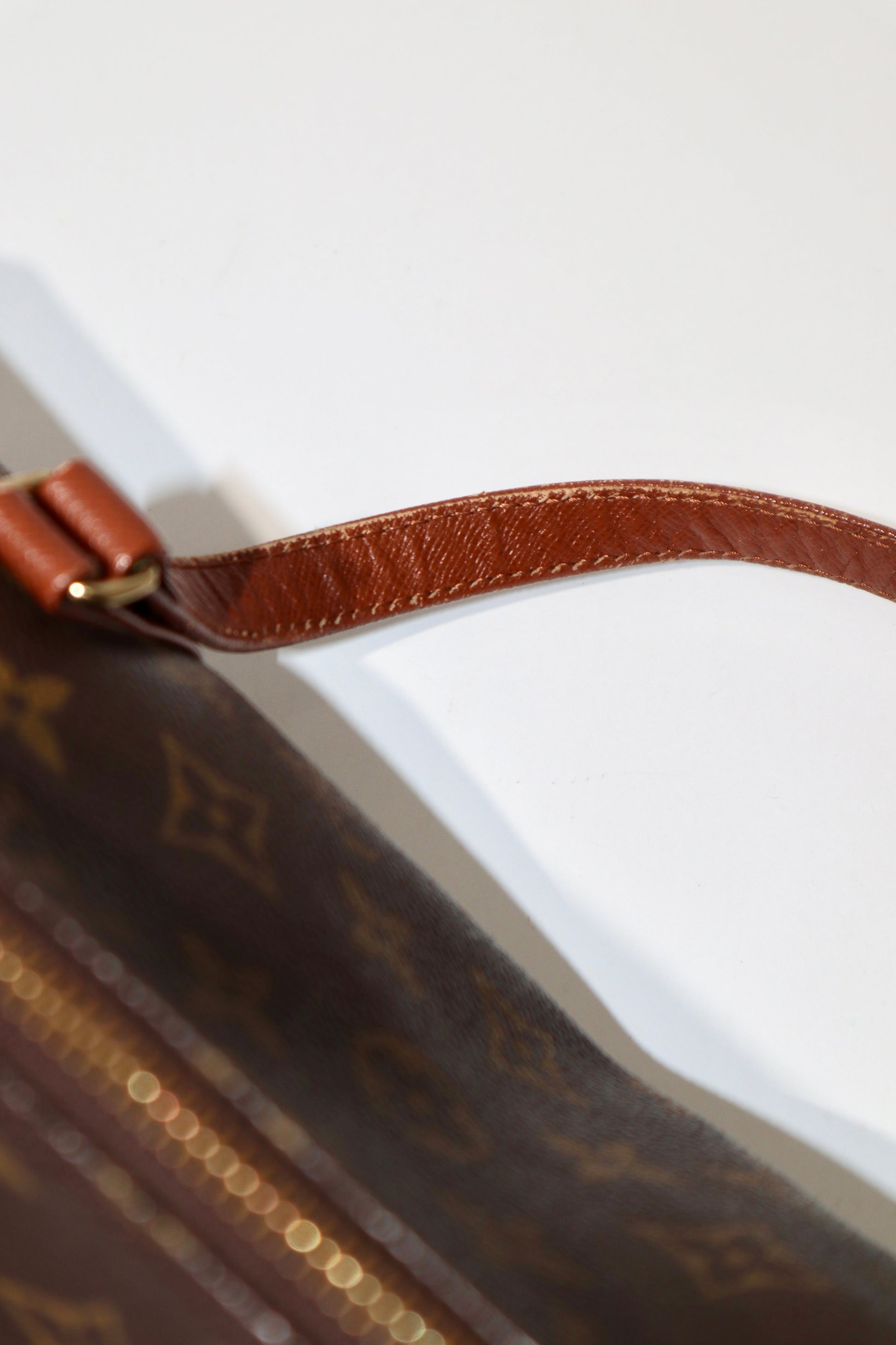 Louis Vuitton Monogram Papillon 30 with Accessory Pouch close up of handle 